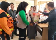 Bupati Berau Berikan Bingkisan Lebaran, Berpesan Tingkatkan Etos Kerja Petugas Kebersihan Dan Pertamanan