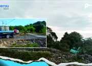 Perawatan Rutin, UPTD Kebersihan Talisayan Dorong Sampah Dan Semprot Jalan Masuk TPA