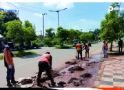 Tak Kenal Lelah, Petugas Kebersihan DLHK Terus Bersihkan Tanah Dan Pasir Di Bahu Jalan
