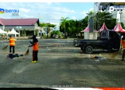 Petugas DLHK Berau Gercep Bersihkan Sampah Usai Acara Di GOR Pemuda