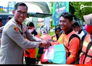 Peringati Hari Bhayangkara, Polres Berau Beri Bingkisan Petugas Kebersihan
