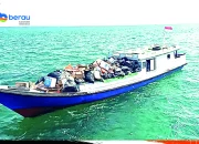Ada Kapal Pengangkut Sampah, Petugas DLHK Rutin Bersihkan Sampah Di Pulau Derawan