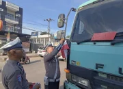 Polres Berau Bagikan dan Pasang Bendera Merah Putih Di Kendaraan Truk