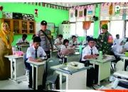 Polri-TNI Kawal Program Pemberian Makanan Bergizi Di Karang Ambun