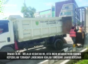 Petugas Kebersihan DLHK Bersihkan Trotoar Sepanjang Jalan Gatot Subroto