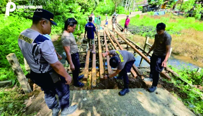 Polsek Kelay Bersama Warga Revitalisasi Jembatan Merah Putih Kampung Sido Bangen